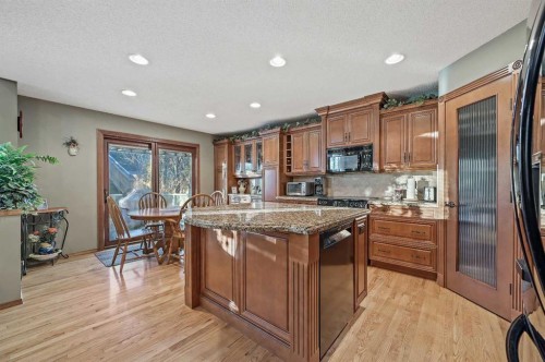 114 Valley Ponds Crescent Nw, Calgary, AB - Indoor Photo Showing Kitchen