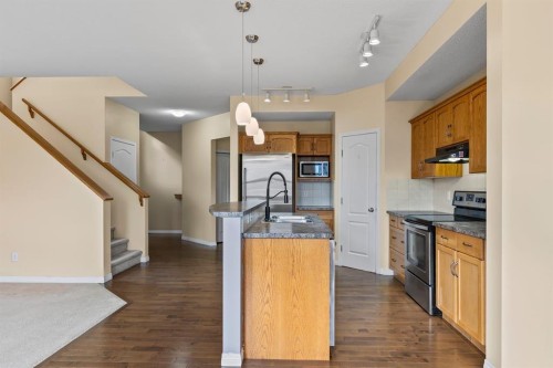 1043 Copperfield Boulevard Se, Calgary, AB - Indoor Photo Showing Kitchen
