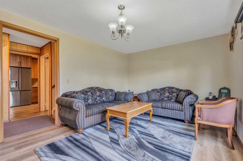 713 44 Street Se, Calgary, AB - Indoor Photo Showing Living Room