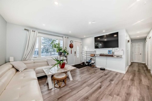 4416 Maryvale Drive Ne, Calgary, AB - Indoor Photo Showing Living Room