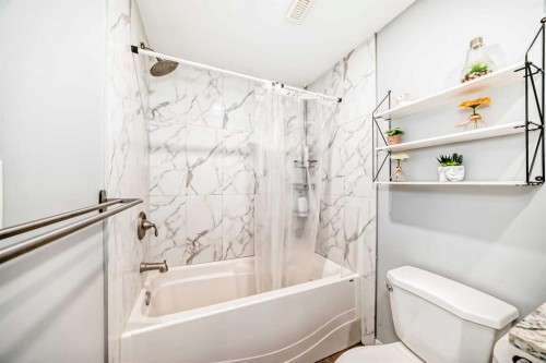 4416 Maryvale Drive Ne, Calgary, AB - Indoor Photo Showing Bathroom