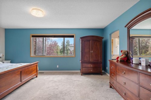 168 Fairways Drive Nw, Airdrie, AB - Indoor Photo Showing Bedroom