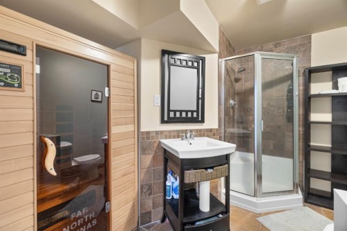 168 Fairways Drive Nw, Airdrie, AB - Indoor Photo Showing Bathroom