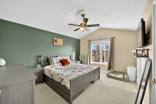 816-800 Carriage Lane Place, Carstairs, AB - Indoor Photo Showing Bedroom