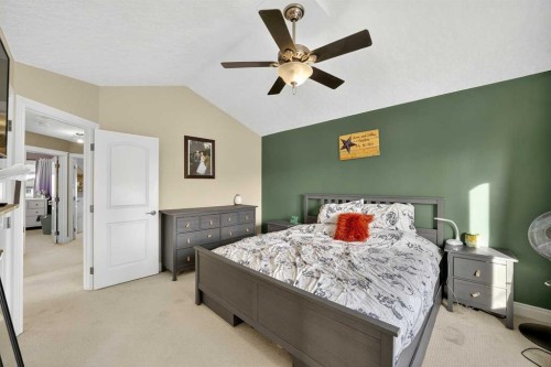 816-800 Carriage Lane Place, Carstairs, AB - Indoor Photo Showing Bedroom