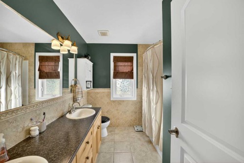 816-800 Carriage Lane Place, Carstairs, AB - Indoor Photo Showing Bathroom