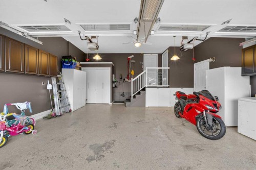 816-800 Carriage Lane Place, Carstairs, AB - Indoor Photo Showing Garage