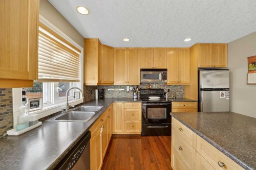 816-800 Carriage Lane Place, Carstairs, AB - Indoor Photo Showing Kitchen With Double Sink