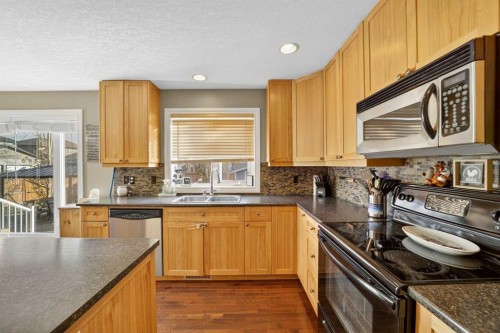 816-800 Carriage Lane Place, Carstairs, AB - Indoor Photo Showing Kitchen With Double Sink