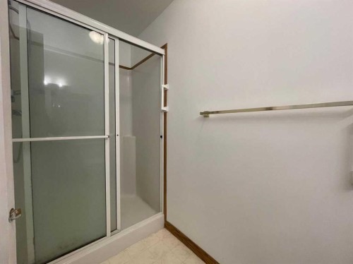 3506 Doverthorn Road Se, Calgary, AB - Indoor Photo Showing Bathroom