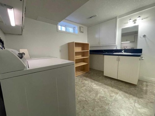 3506 Doverthorn Road Se, Calgary, AB - Indoor Photo Showing Laundry Room