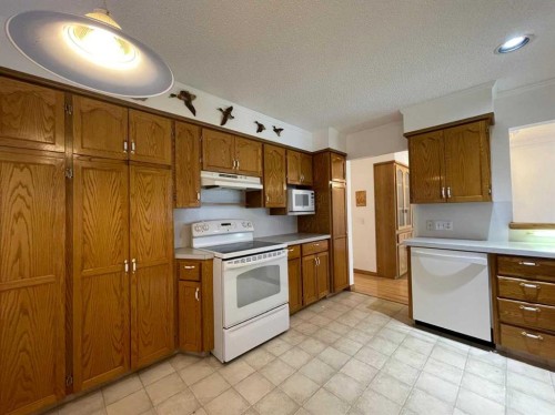 3506 Doverthorn Road Se, Calgary, AB - Indoor Photo Showing Kitchen