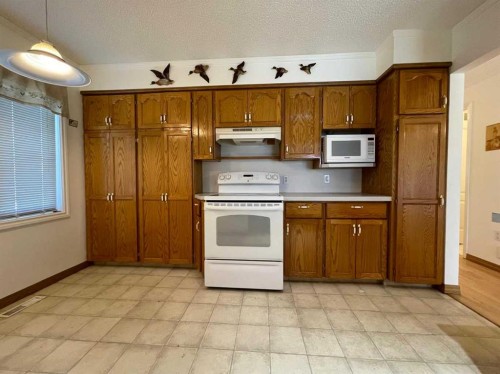 3506 Doverthorn Road Se, Calgary, AB - Indoor Photo Showing Kitchen