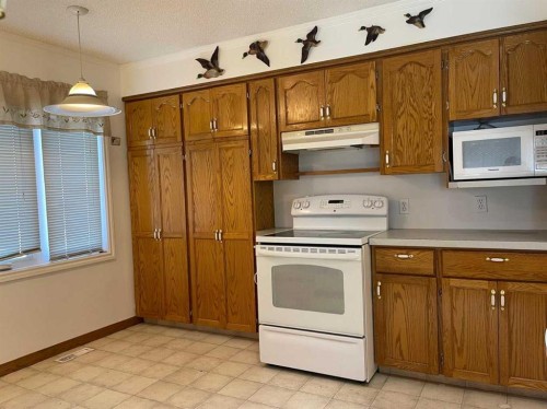 3506 Doverthorn Road Se, Calgary, AB - Indoor Photo Showing Kitchen