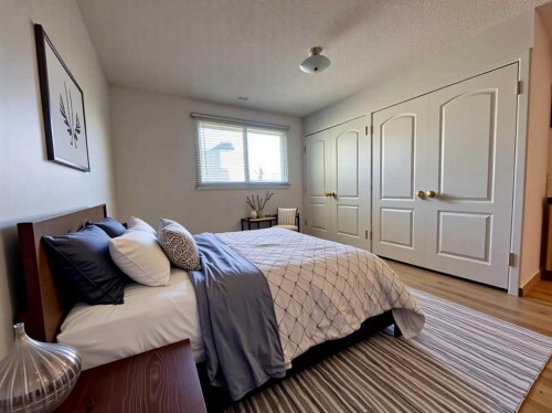3506 Doverthorn Road Se, Calgary, AB - Indoor Photo Showing Bedroom