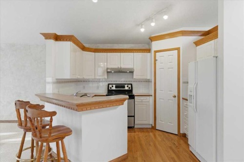 69 Scimitar Point Nw, Calgary, AB - Indoor Photo Showing Kitchen