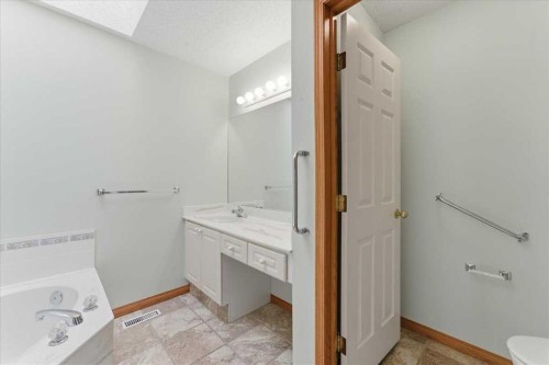 69 Scimitar Point Nw, Calgary, AB - Indoor Photo Showing Bathroom