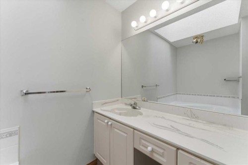 69 Scimitar Point Nw, Calgary, AB - Indoor Photo Showing Bathroom