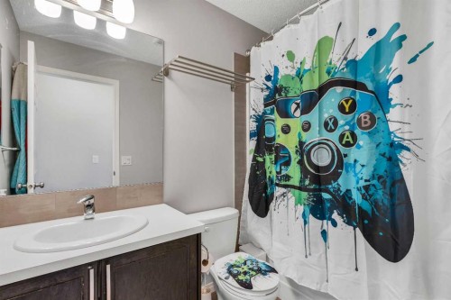 140 Sundown Road, Cochrane, AB - Indoor Photo Showing Bathroom