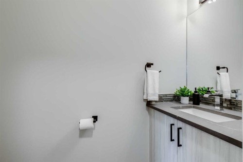 208 Fairways Bay Nw, Airdrie, AB - Indoor Photo Showing Bathroom