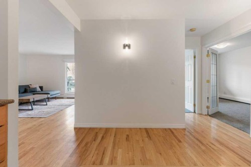 10-210 25 Avenue Sw, Calgary, AB - Indoor Photo Showing Other Room