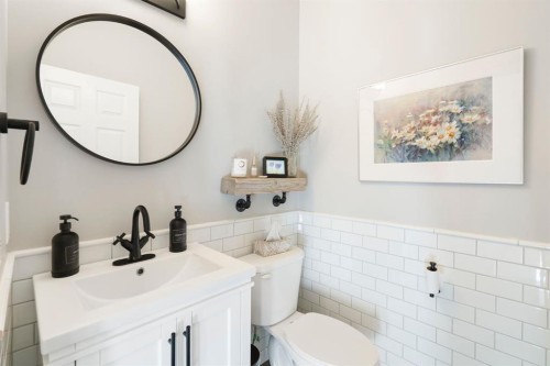 92 Thoroughbred Boulevard, Cochrane, AB - Indoor Photo Showing Bathroom