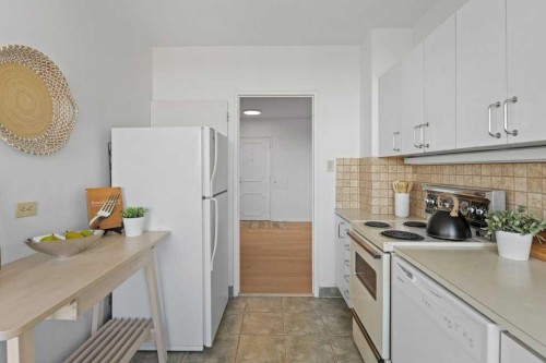 708-3204 Rideau Place Sw, Calgary, AB - Indoor Photo Showing Kitchen