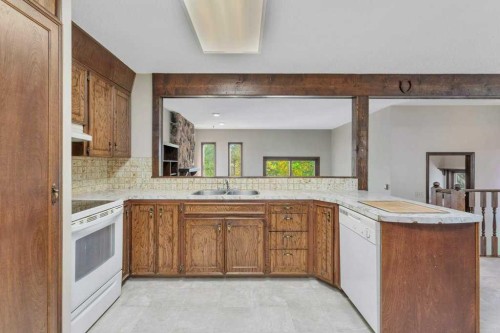 516 Poplar Avenue, Trochu, AB - Indoor Photo Showing Kitchen With Double Sink