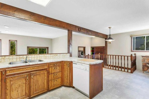 516 Poplar Avenue, Trochu, AB - Indoor Photo Showing Kitchen With Double Sink