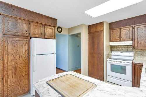 516 Poplar Avenue, Trochu, AB - Indoor Photo Showing Kitchen