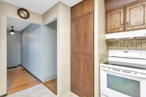 516 Poplar Avenue, Trochu, AB - Indoor Photo Showing Other Room