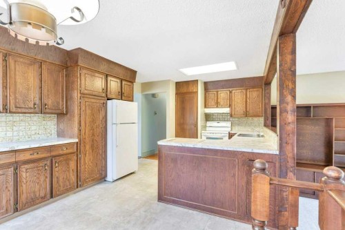 516 Poplar Avenue, Trochu, AB - Indoor Photo Showing Kitchen