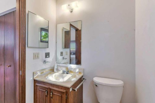 516 Poplar Avenue, Trochu, AB - Indoor Photo Showing Bathroom