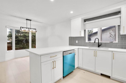 7 Deercrest Way Se, Calgary, AB - Indoor Photo Showing Kitchen