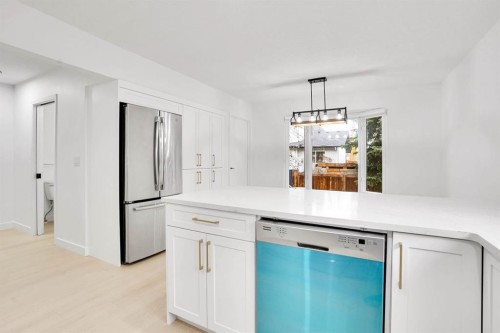 7 Deercrest Way Se, Calgary, AB - Indoor Photo Showing Kitchen