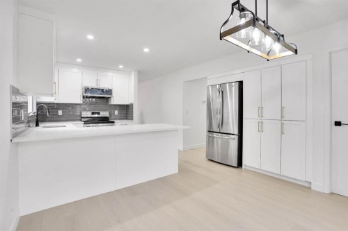 7 Deercrest Way Se, Calgary, AB - Indoor Photo Showing Kitchen
