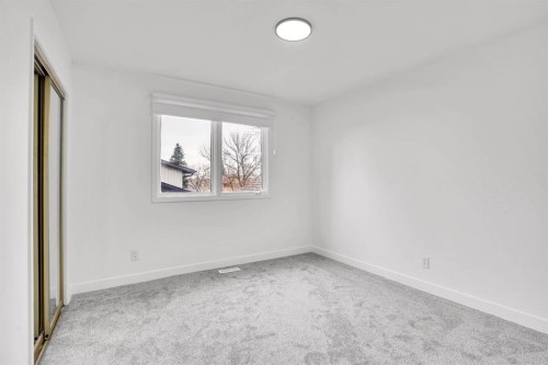 7 Deercrest Way Se, Calgary, AB - Indoor Photo Showing Other Room