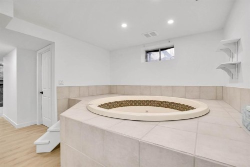 7 Deercrest Way Se, Calgary, AB - Indoor Photo Showing Bathroom