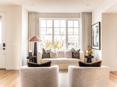 1457 Rangeview Drive Se, Calgary, AB - Indoor Photo Showing Living Room