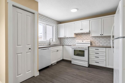 11 Maplewood Green, Strathmore, AB - Indoor Photo Showing Kitchen
