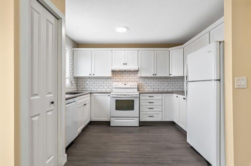 11 Maplewood Green, Strathmore, AB - Indoor Photo Showing Kitchen