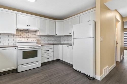 11 Maplewood Green, Strathmore, AB - Indoor Photo Showing Kitchen