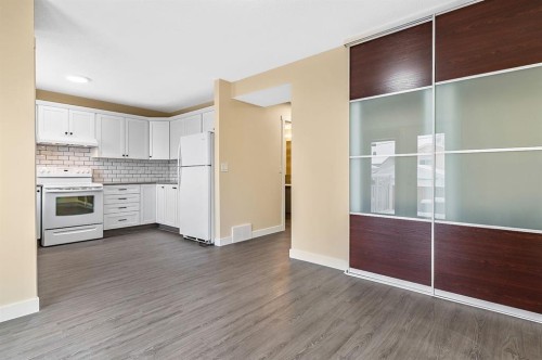 11 Maplewood Green, Strathmore, AB - Indoor Photo Showing Kitchen