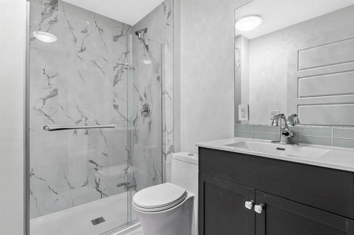 11 Maplewood Green, Strathmore, AB - Indoor Photo Showing Bathroom