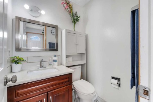 40 Temple Place Ne, Calgary, AB - Indoor Photo Showing Bathroom