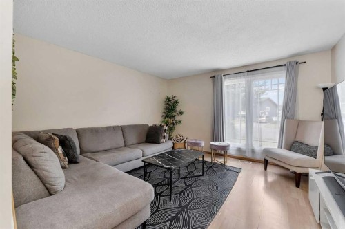 40 Temple Place Ne, Calgary, AB - Indoor Photo Showing Living Room