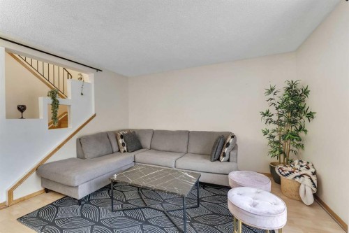 40 Temple Place Ne, Calgary, AB - Indoor Photo Showing Living Room