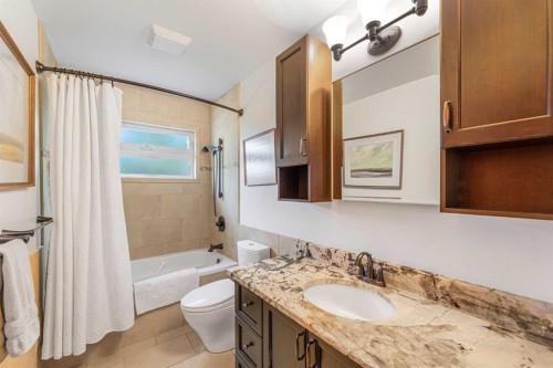 1619 47 Street Sw, Calgary, AB - Indoor Photo Showing Bathroom