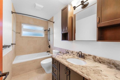 1619 47 Street Sw, Calgary, AB - Indoor Photo Showing Bathroom