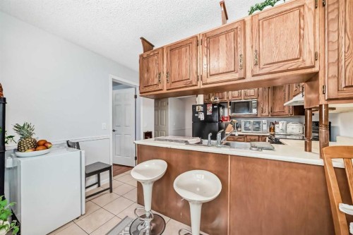 7 Hawksley Crescent Nw, Calgary, AB - Indoor Photo Showing Kitchen